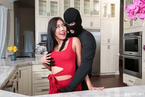 Bà mẹ nóng bỏng bị bạn của chồng xuất tinh vào lồn