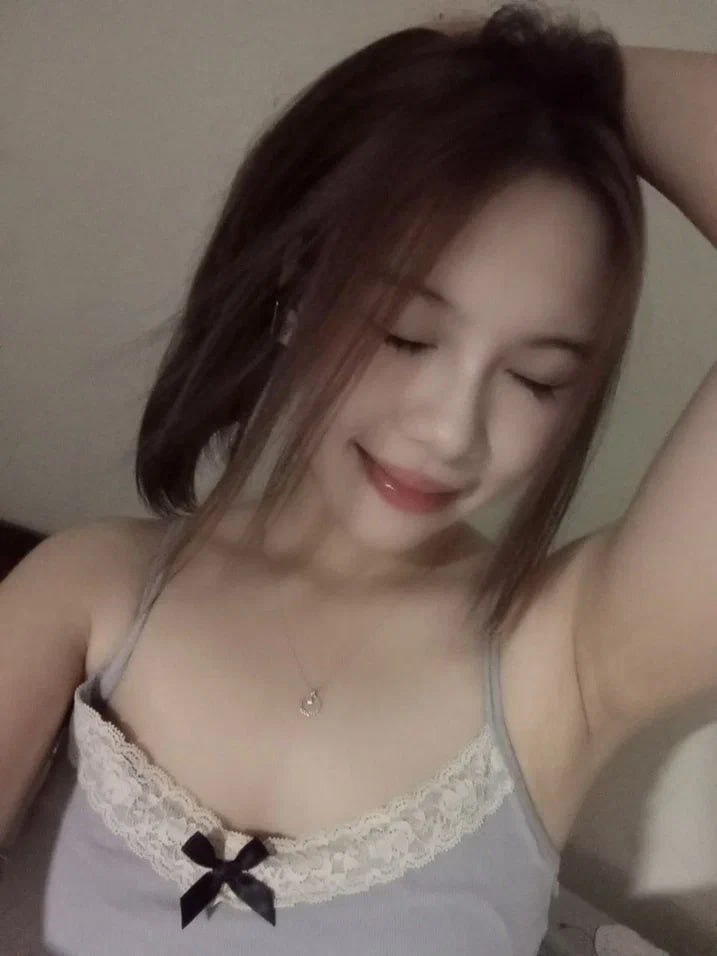 Trưởng phòng… em sẽ giữ bí mật với vợ yêu anh, anh muốn sờ ngực em không?