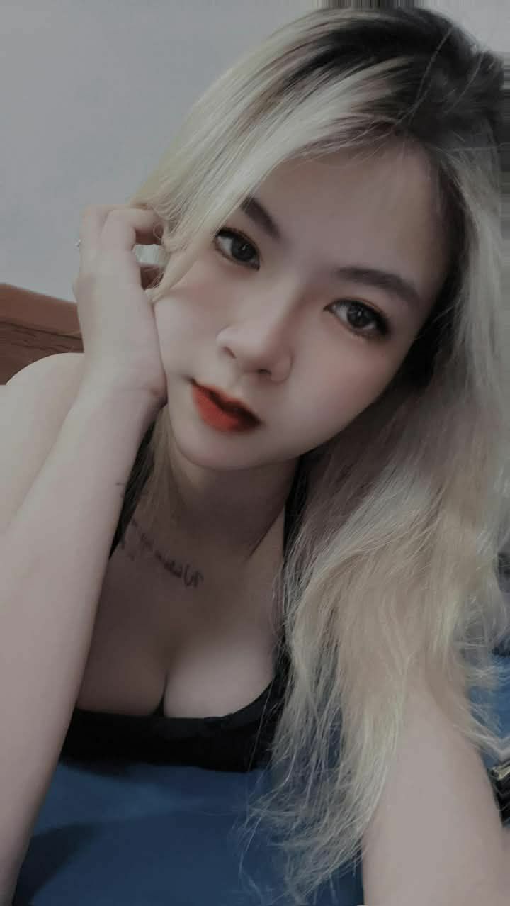 Người đẹp Mỹ xinh đẹp nhất bị một con "cặc" lớn quan hệ từ phía sau. Phần eo ong và mông mật ong được sử dụng để đẩy lùi. Quan điểm này rất mạnh mẽ.